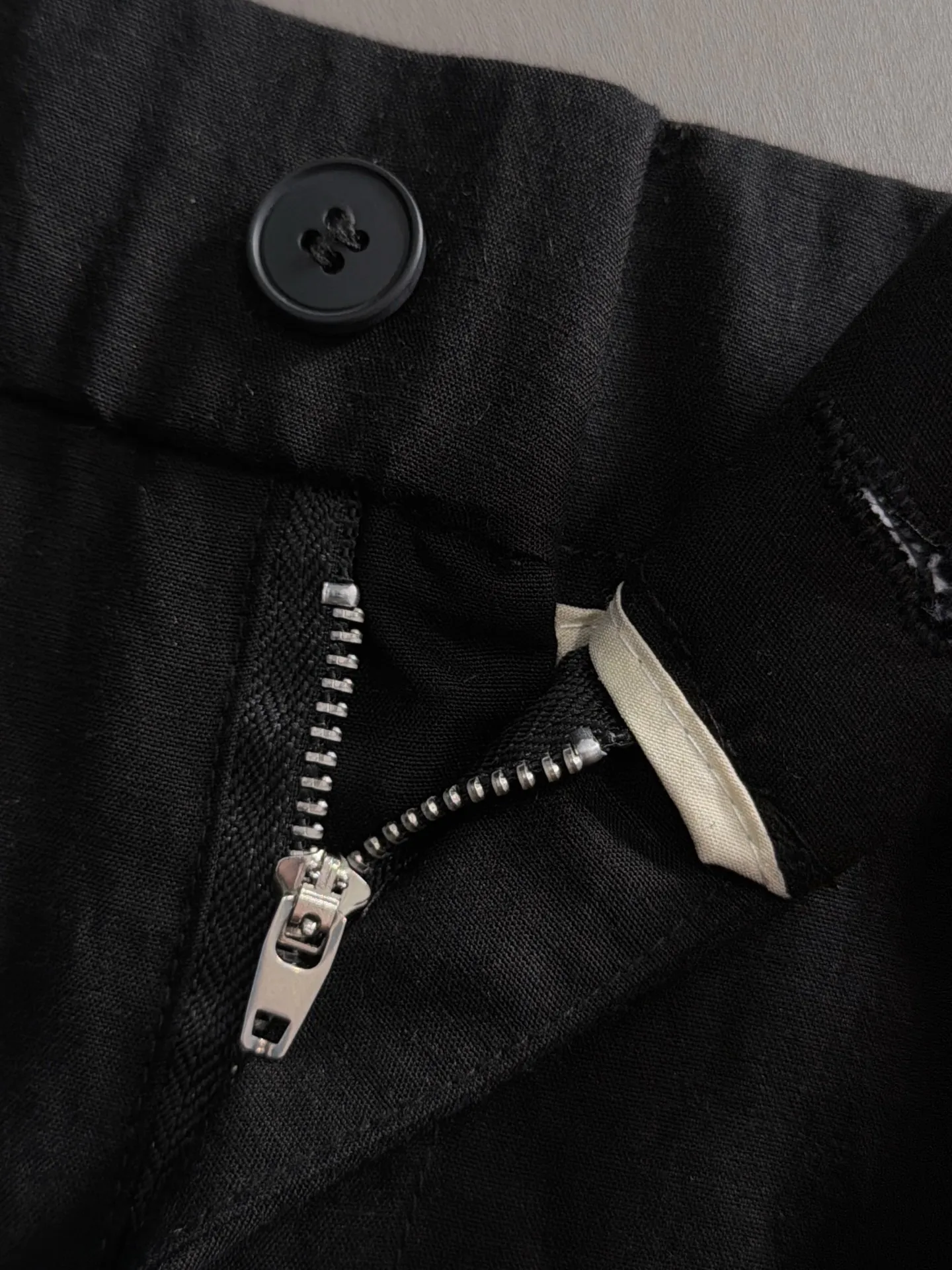 Balenciaga 2026 spring summer New Arrival linen old style casual pants, counter custom fabric Breathable high comfort, impeccable details, brand elements design concept, reflecting high quality. The hand feels delicate and soft! Casual cuts and awesome upper body! Sizes: 28-36
